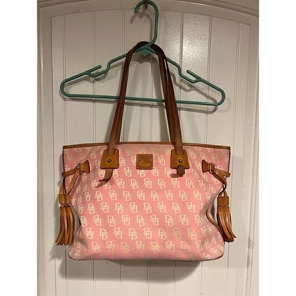 Dooney & Bourke Signature Tote Pink/off-white letters Side Tassel Tote - Picture 1 of 9